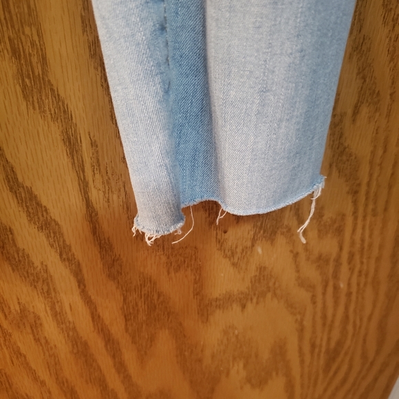 Cute, light wash, distressed, skinny, high waisted, curvy jeggings. Size 1 - Picture 5 of 8